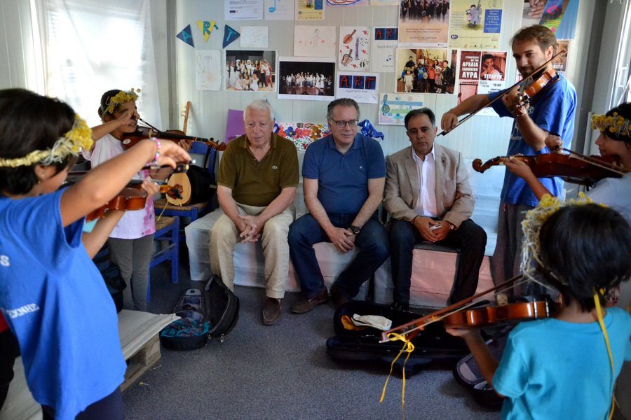 πρόσφυγες παίζουν μουσικη στον Κουμουτσάκο 