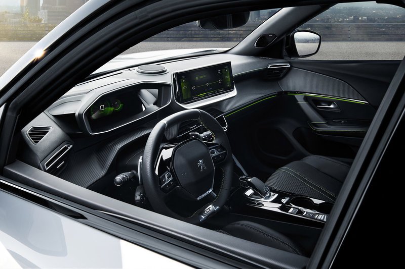 Το SUV εξοπλίζεται με ηχοσύστημα της Focal 10 ηχείων, με το Peugeot 3D i-Cockpit και το μικρό τιμόνι και το head-up display.