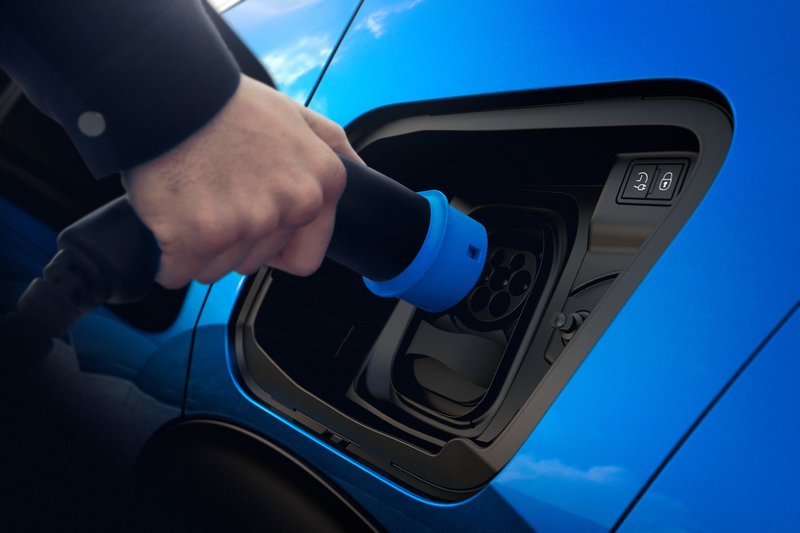 Το Peugeot e-2008 έχει αυτονομία (μέσω WLTP) πάνω από 300 χλμ.