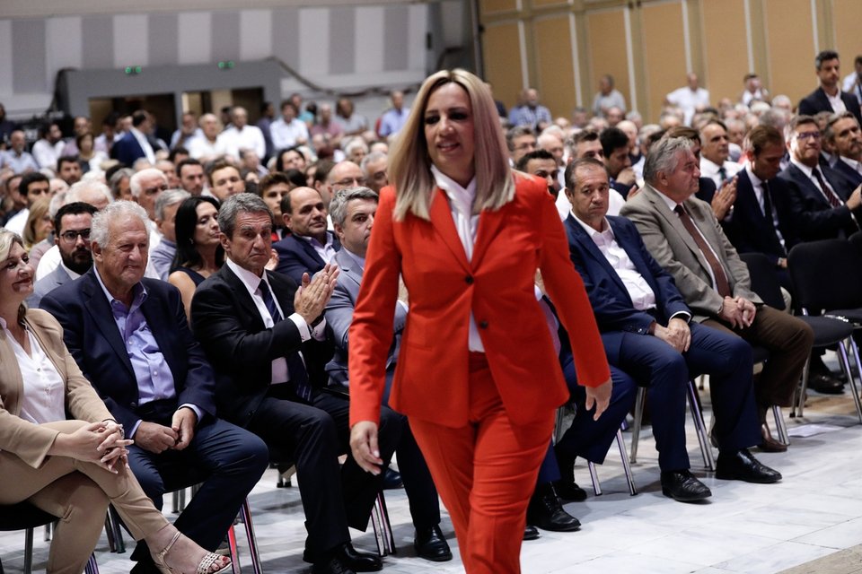 Η Φώφη Γεννηματά ανεβαίνει στο βήμα υπό τα βλέμματα Σκανδαλίδη, Λοβέρδου, Κωνσταντινόπουλου