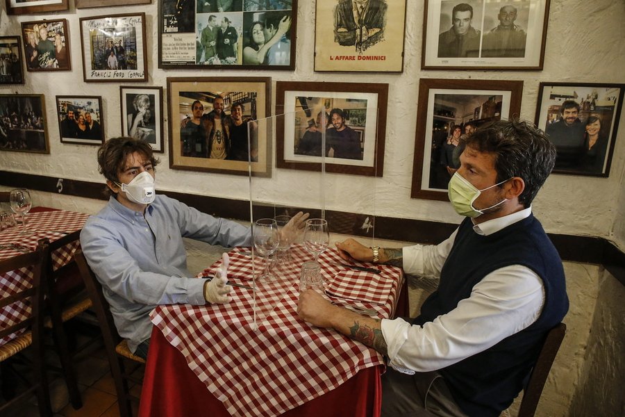 Ο ιδιοκτήτης του εστιατορίου με τον κατασκευαστή του πλέξιγκλας δοκιμάζουν το πάνελ