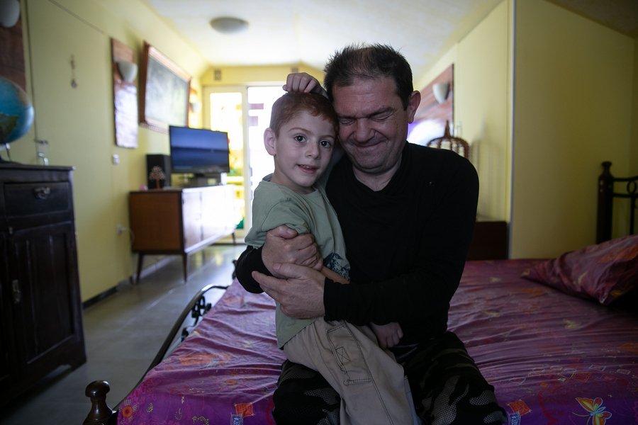 αντρας αγκαλια με παιδι