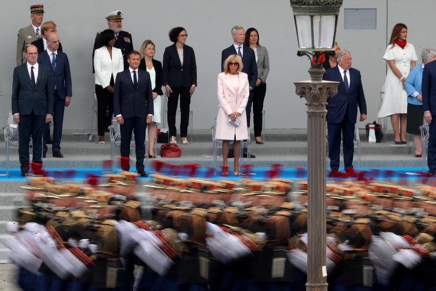 Εμανουέλ και Μπριζίτ Μακρόν παρακολούθησαν μια διαφορετική παρέλαση φέτος λόγω του κορωνοϊού