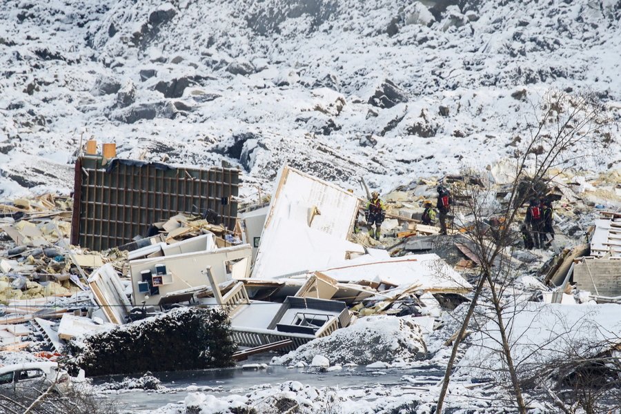Οι διασώστες ψάχνουν μέσα στα συντρίμμια