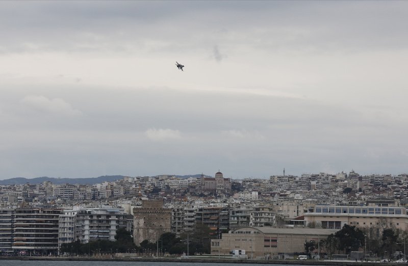 Μαχητικό F-16 πετάει πάνω από τη Θεσσαλονίκη