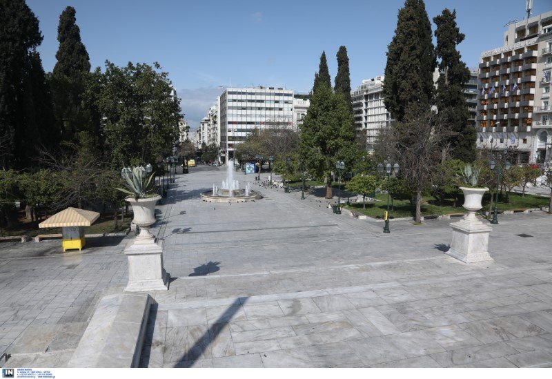 25η Μαρτίου άδεια πλατεία συντάγματος