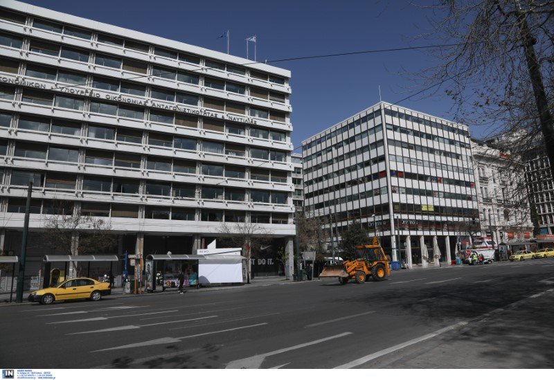 25η Μαρτίου άδεια πλατεία συντάγματος