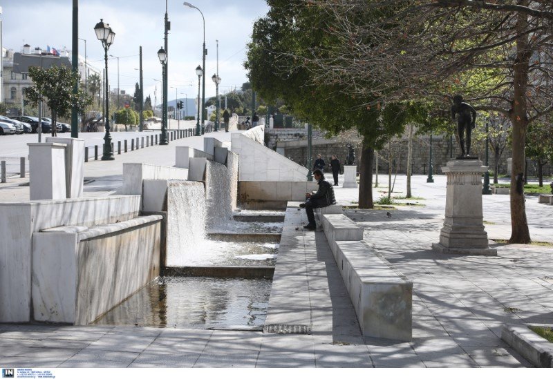 25η Μαρτίου άδεια πλατεία συντάγματος