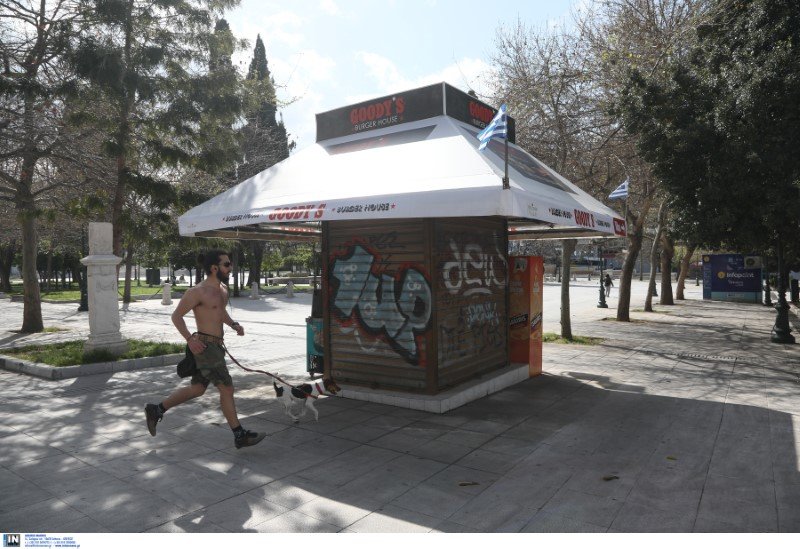 25η Μαρτίου άδεια πλατεία συντάγματος