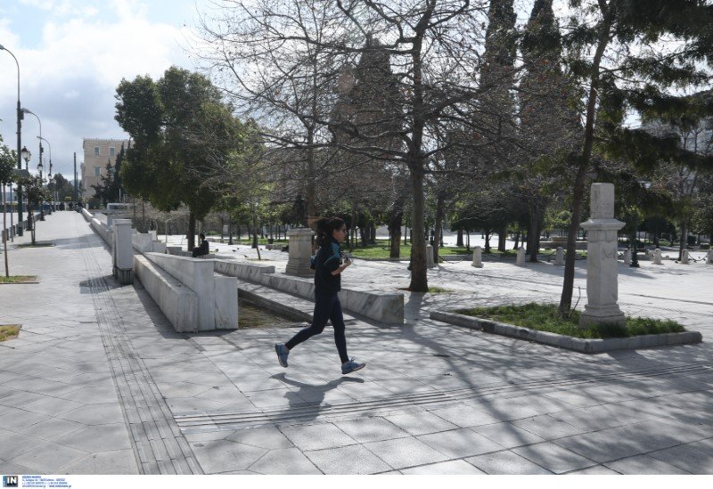 25η Μαρτίου άδεια πλατεία συντάγματος