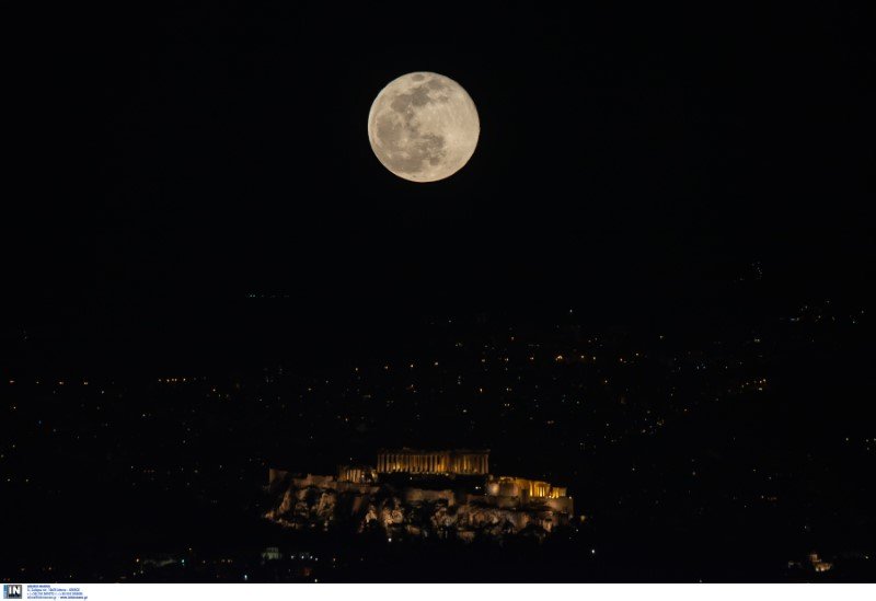 Η υπερπανσέληνος του χιονιού, πάνω από την Ακρόπολη-Φωτογραφία: Intimenews/ΧΑΛΚΙΟΠΟΥΛΟΣ ΝΙΚΟΣ