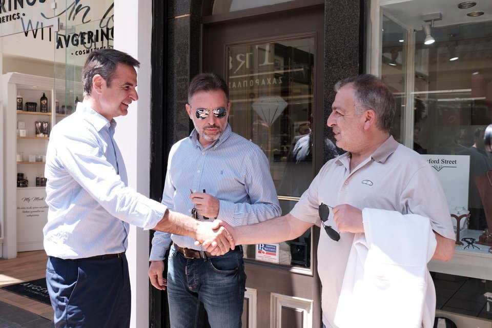 Χειραψία του Κυριάκου Μητσοτάκη με κάτοικο του Χαλανδρίου
