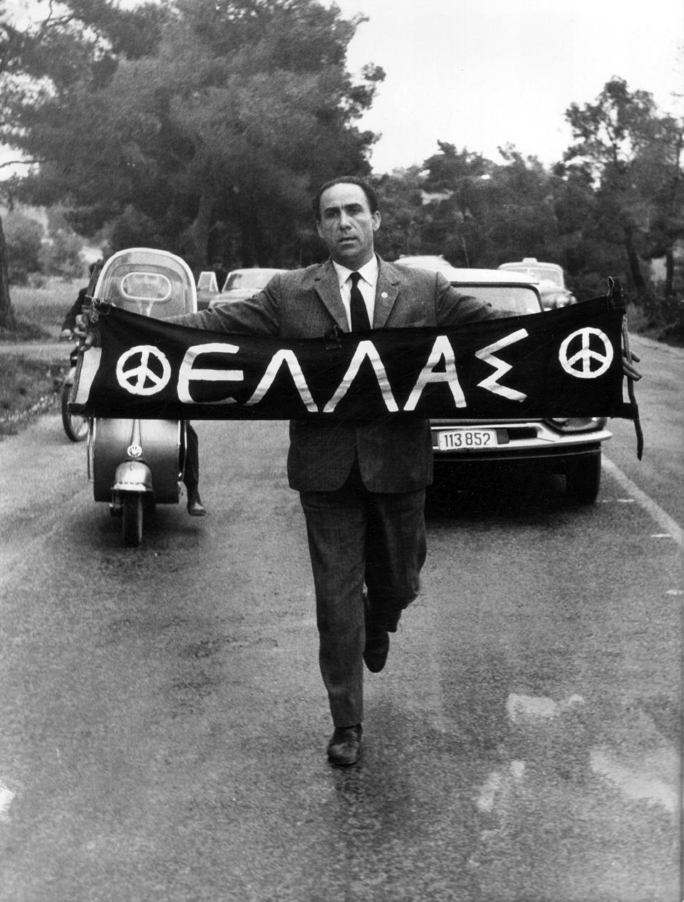 Ο Γρηγόρης Λαμπράκης, πραγματοποιεί τελικά, έστω και με συμβολικό τρόπο, την Πρώτη απαγορευμένη Πορεία Ειρήνης (21 Απριλίου του 1963).