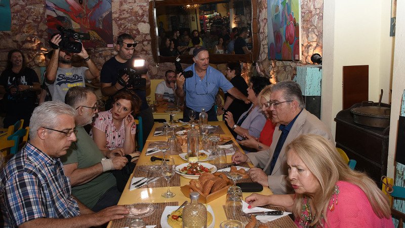 Ο Δημήτρης Κουτσούμπας γευματίζει στο εκλογικό κέντρο του ΚΚΕ στον Πειραιά / Φωτογραφία: 902g.r