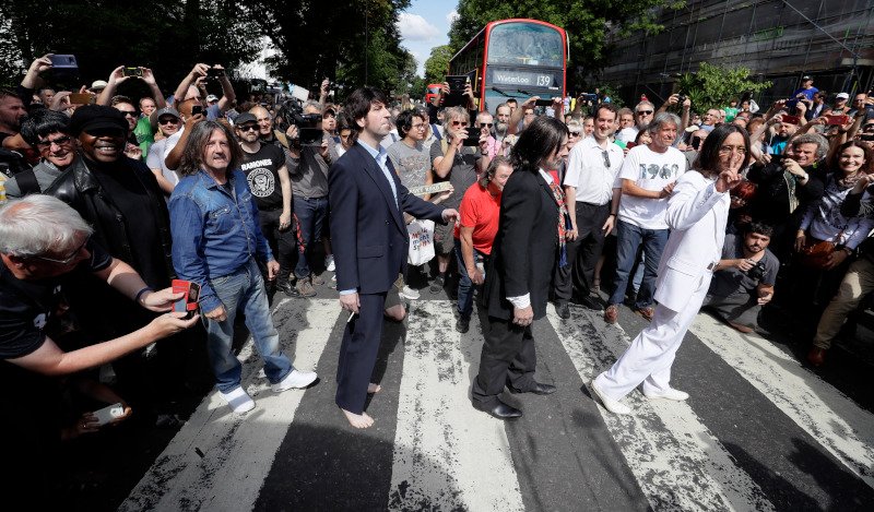 Θαυμαστές των Beatles γιορτάζουν τα 50 χρόνια από τον δίσκο Abbey Road