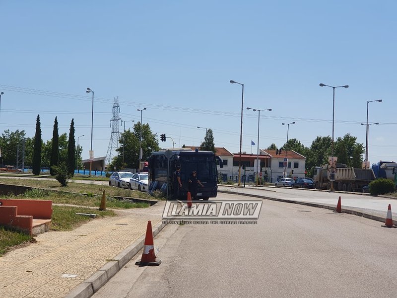 Κλούβα των ΜΑΤ έξω από τα δικαστήρια