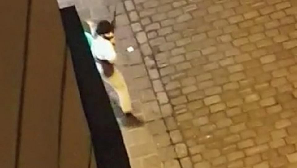 Ο τρομοκράτης όπως αποτυπώθηκε σε κάμερα, την ώρα της επίθεσης.