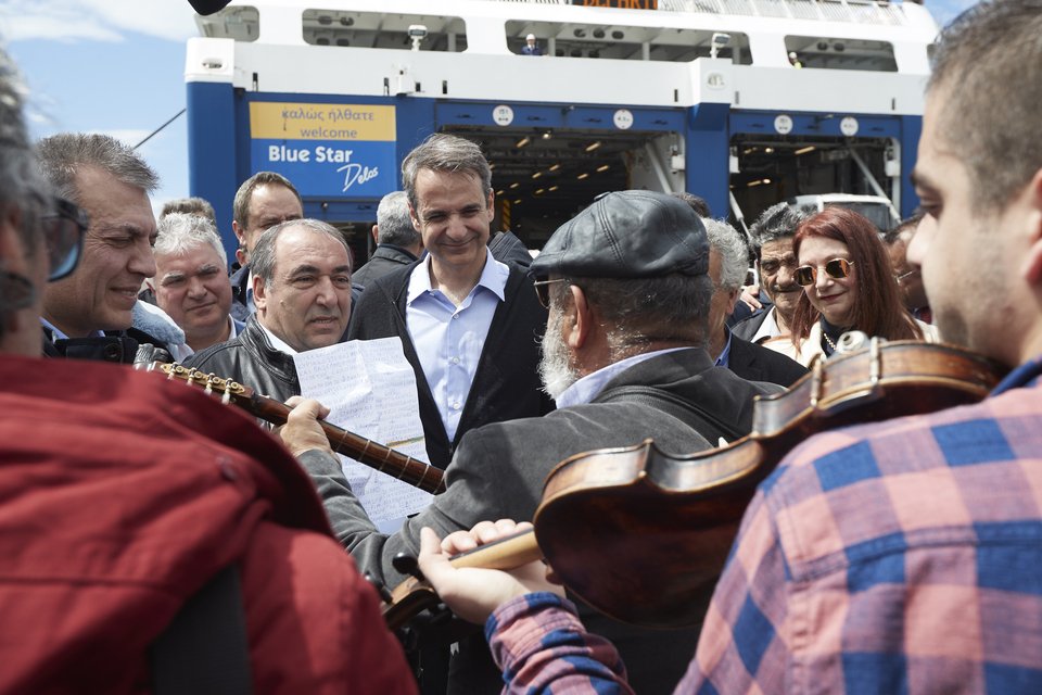 Κάτοικοι της Νάξου, υποδέχονται τον Κυριάκο Μητσοτάκη