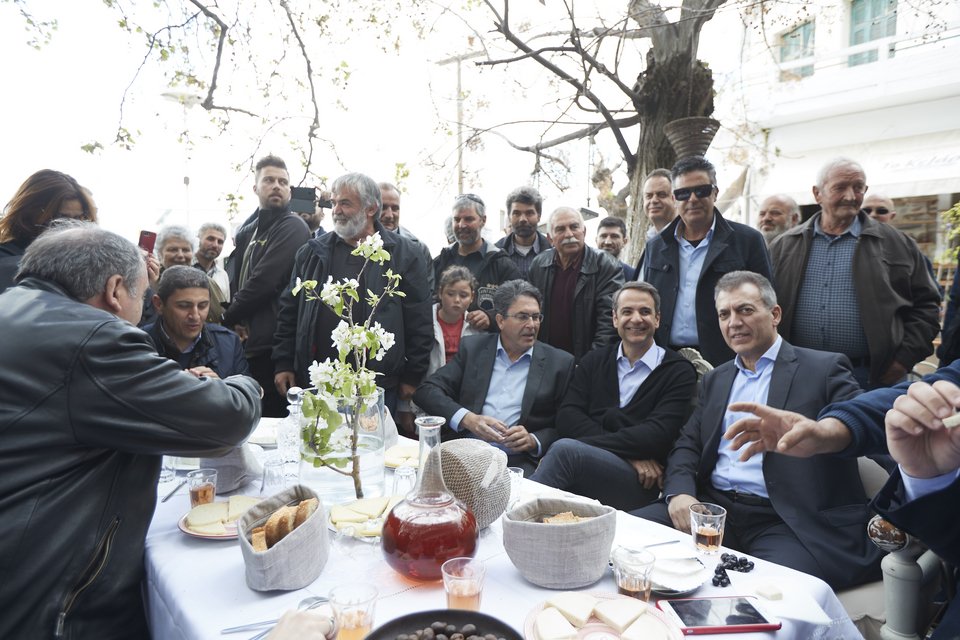 Ο Κυριάκος Μητσοτάκης με κατοίκους του νησιού