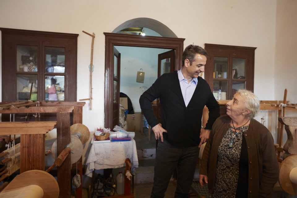 Ο πρόεδρος της ΝΔ με ηλικιωμένη κάτοικο της Νάξου