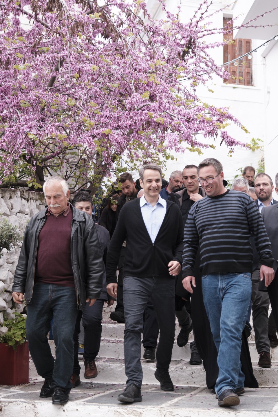 Ο Κυριάκος Μητσοτάκης περπατά στη Νάξο