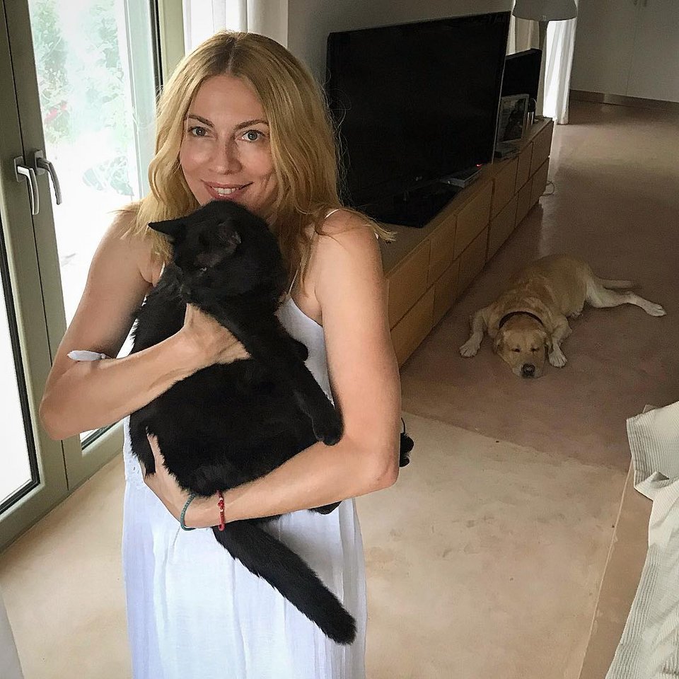 Η Σμαράγδα Καρύδη λατρεύει τον σκύλο και τον γάτο της