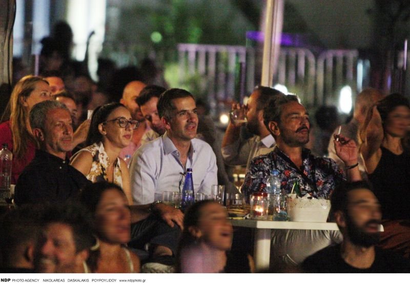 Ο ένας πάνω στον άλλο, χωρίς μέτρα προφύλαξης, ο δήμαρχος Αθηναίων και η παρέα του, στο Γκάζι