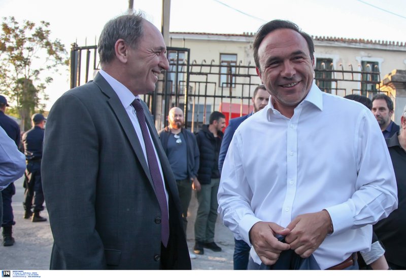 Ο Γιώργος Σταθάκης εμφανίστηκε χαμογελαστός, έκανε δηλώσεις στις κάμερες, φωτογραφήθηκε με τον Πέτρο Κόκκαλη.