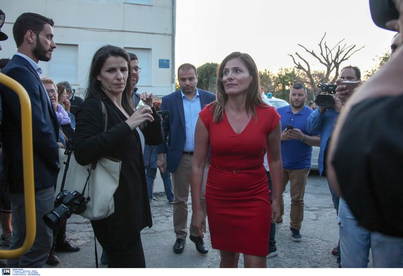 Η Μπέτυ Μπαζιάνα με την τολμηρή επιλογή κολλητού φορέματος στο χρώμα της φωτιάς
