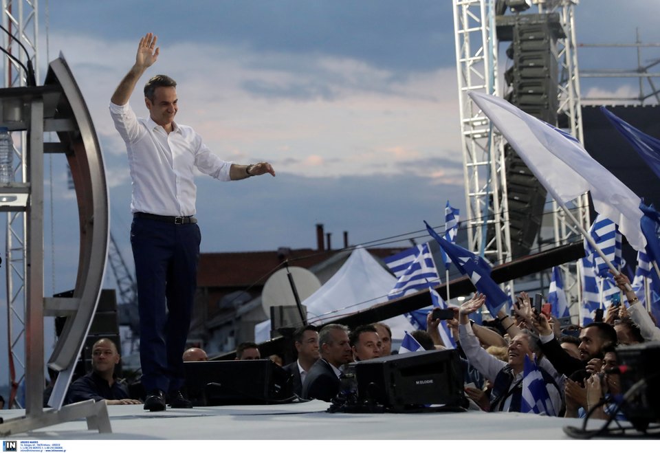 Ο Μητσοτάκης ανεβαίνει στο βήμα και χαιρετά τους συγκεντρωθέντες