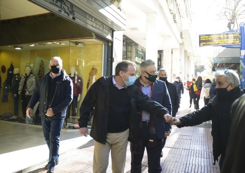 Ο κ. Καραμανλής συνομιλεί με επιβάτες