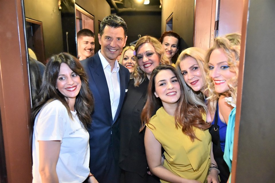 Ο Σάκης Ρουβάς με τους ηθοποιούς