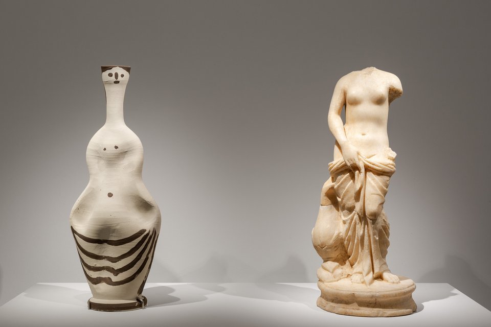 Αριστερά το έργο του Πικάσο «Γυναίκα»(1949), δεξιά Αγαλμάτιο Αφροδίτης από μάρμαρο, μέσα του 3ου αιώνα μ.Χ./ Φωτογραφία Πάρις Ταβιτιάν Μουσείο Κυκλαδικής Τέχνης