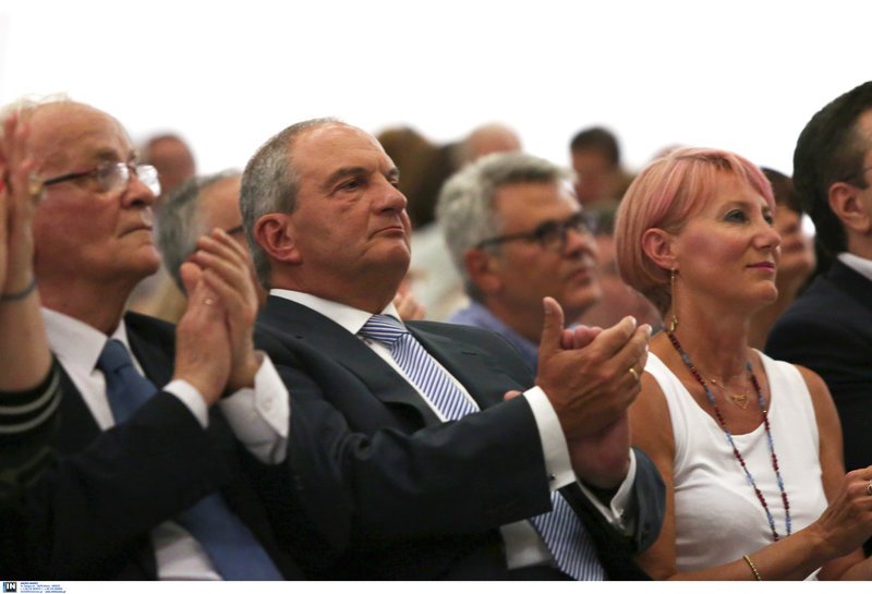 Με ανανεωμένο look, η Νατάσσα Παζαΐτη στο πλευρό του συζύγου της Κώστα Καραμανλή