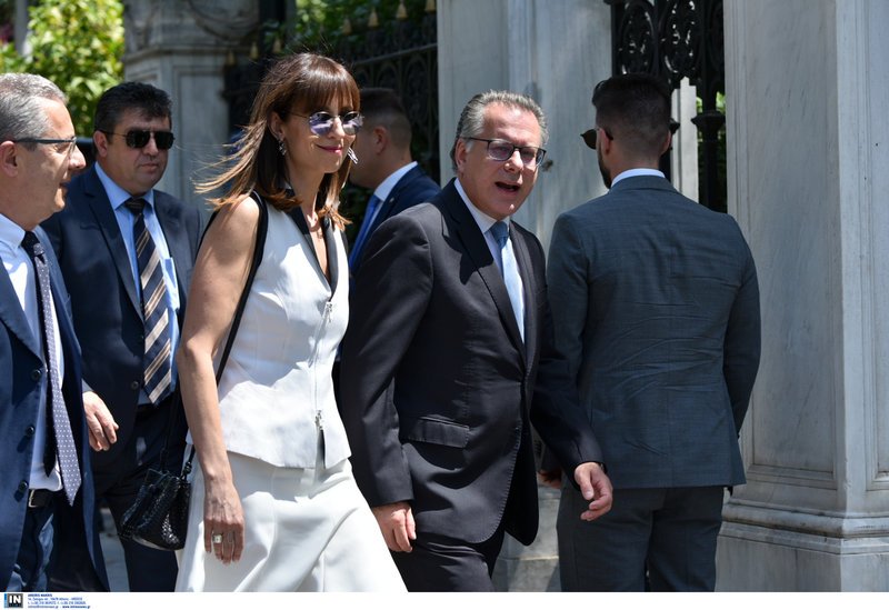 Ο αναπληρωτής υπουργός Προστασίας του Πολίτη Γιώργος Κουμουτσάκος με τη σύζυγό του