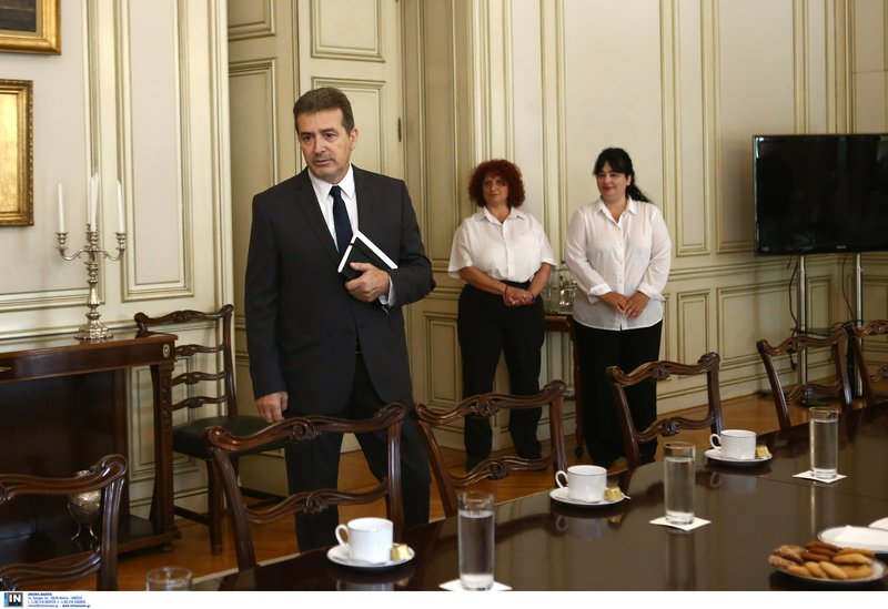 Ο Μιχάλης Χρυσοχοϊδης προσέρχεται στην σύσκεψη
