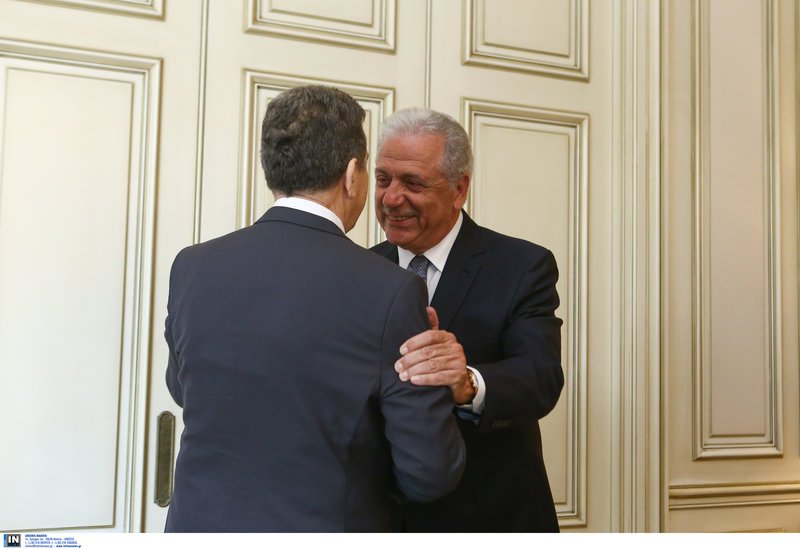 Θερμός χαιρετισμός του Δημήτρη Αβραμόπουλου με τον Μιχάλη Χρυσοχοϊδη