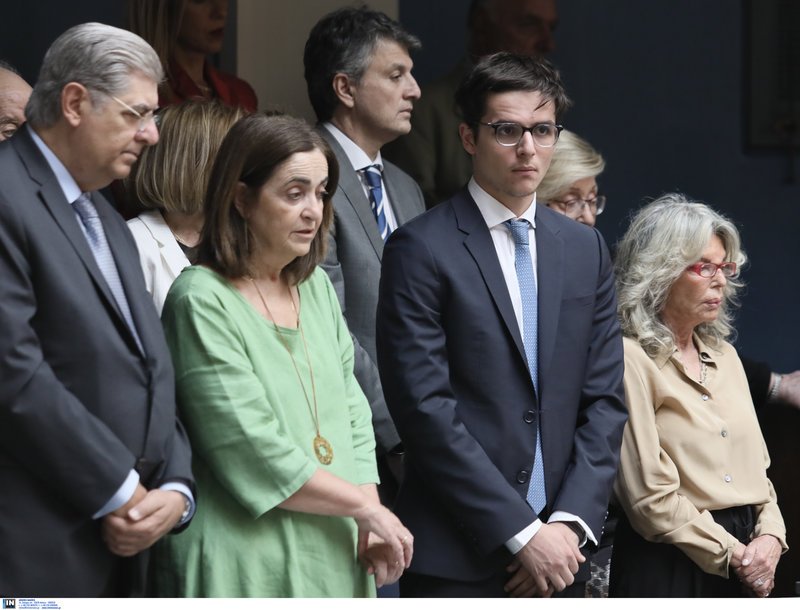 Η οικογένεια Μητσοτάκη στα θεωρεία της βουλής