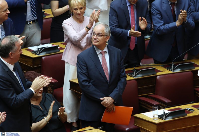 Τασούλας πρόδρος της βουλής τον χειροκροτάνε
