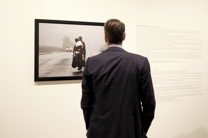 Μπροστά στη βραβευμένη φωτογραφία του Γιάννη Μπεχράκη