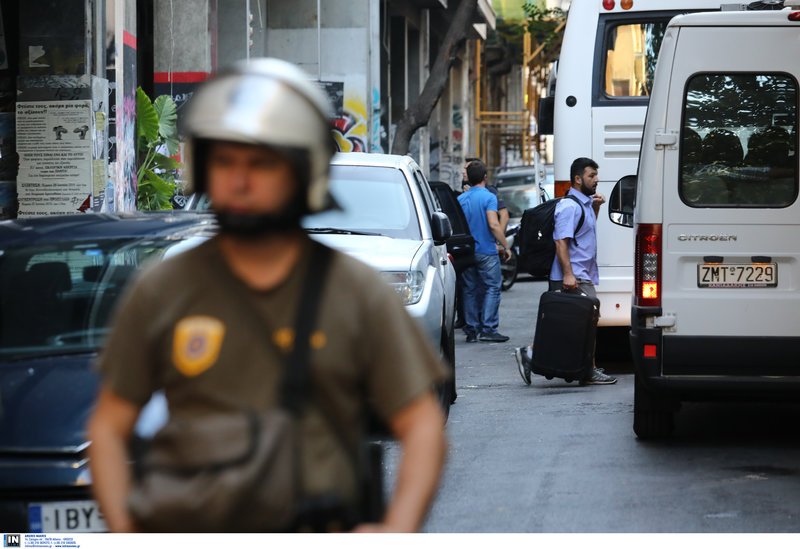 Μετανάστες μπαίνουν σε κλούβες