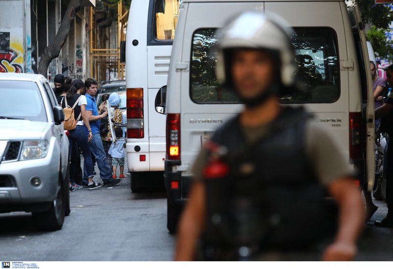 Μετανάστες μπαίνουν σε κλούβες