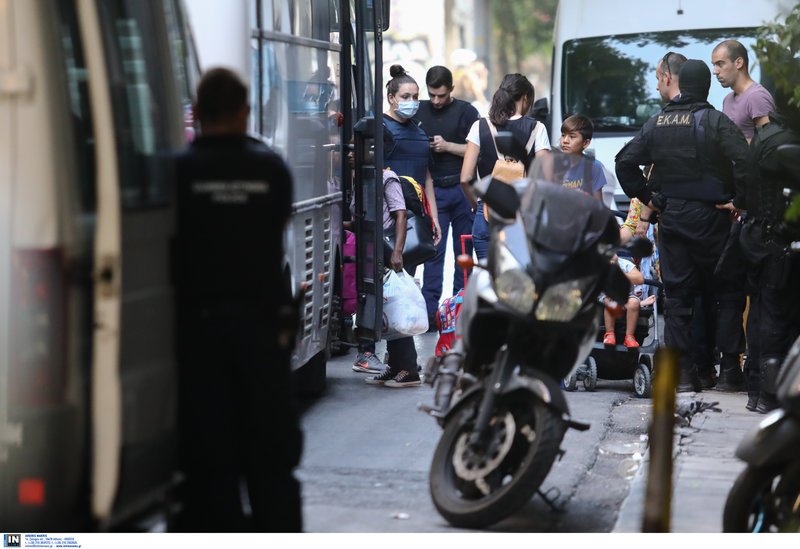 Δεκάδες μετανάστες στα Εξάρχεια