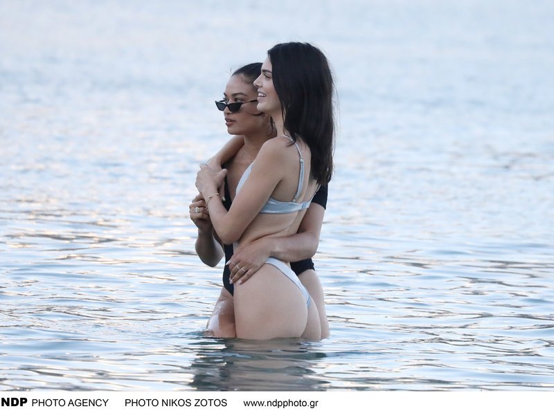 Η Κένταλ Τζένερ διασκεδάζει στο νησί των ανέμων μαζί με τις φίλες της / Φωτογραφία: NDP