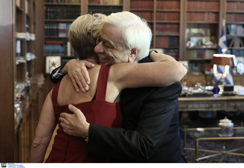 Θερμός εναγκαλισμός του Προκόπη Παυλόπουλου με την Κέρι Κένεντι