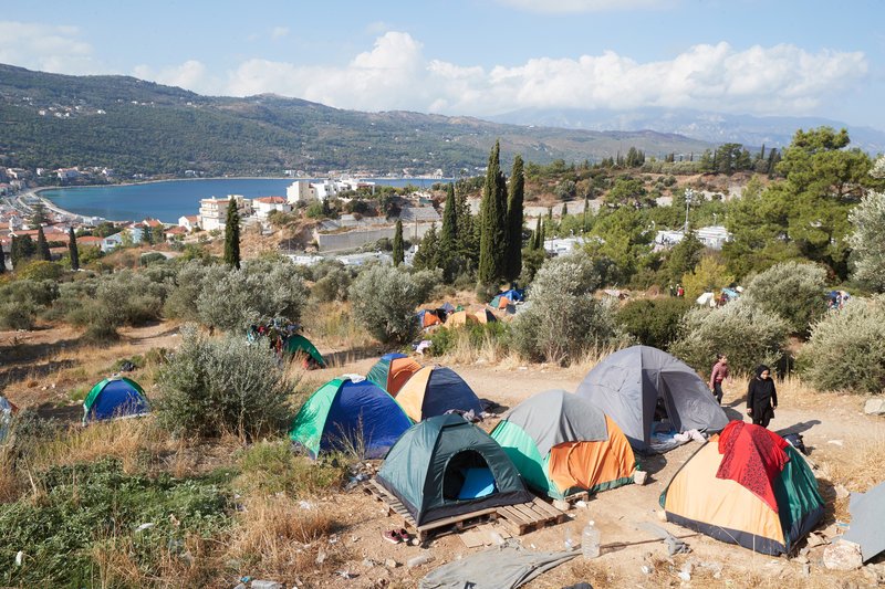 Αντίσκηνα προσφύγων στη «ζούγκλα» έξω από το hot spot της Σάμου.