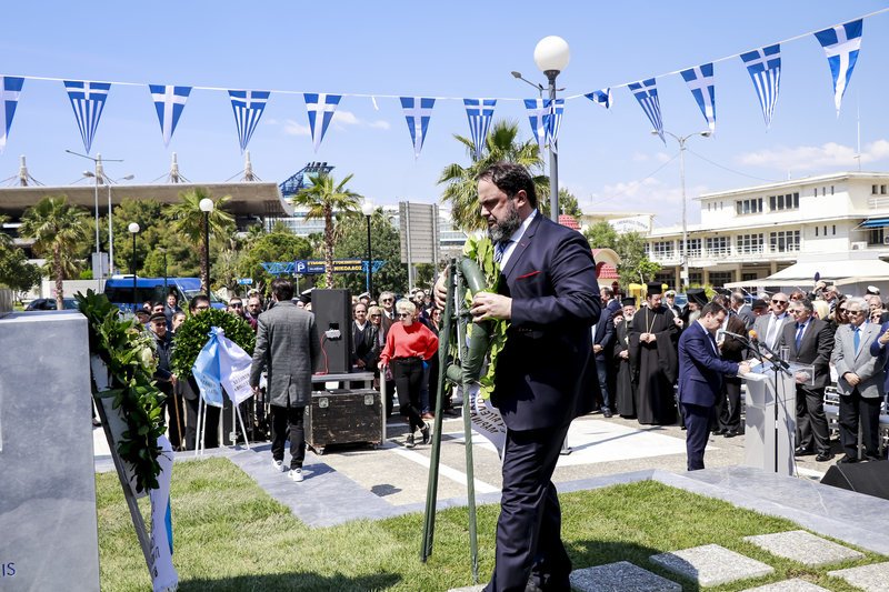 Ο Βαγγέλης Μαρινάκης καταθέτει στεφάνι