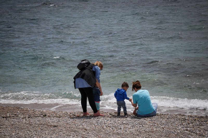 Μικροί και μεγάλοι στην θάλασσα, στην παραλία του Παλαιού Φαλήρου
