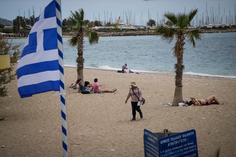 Ανθρωποι ξαπλωμένοι στην παραλία του Παλαιού Φαλήρου