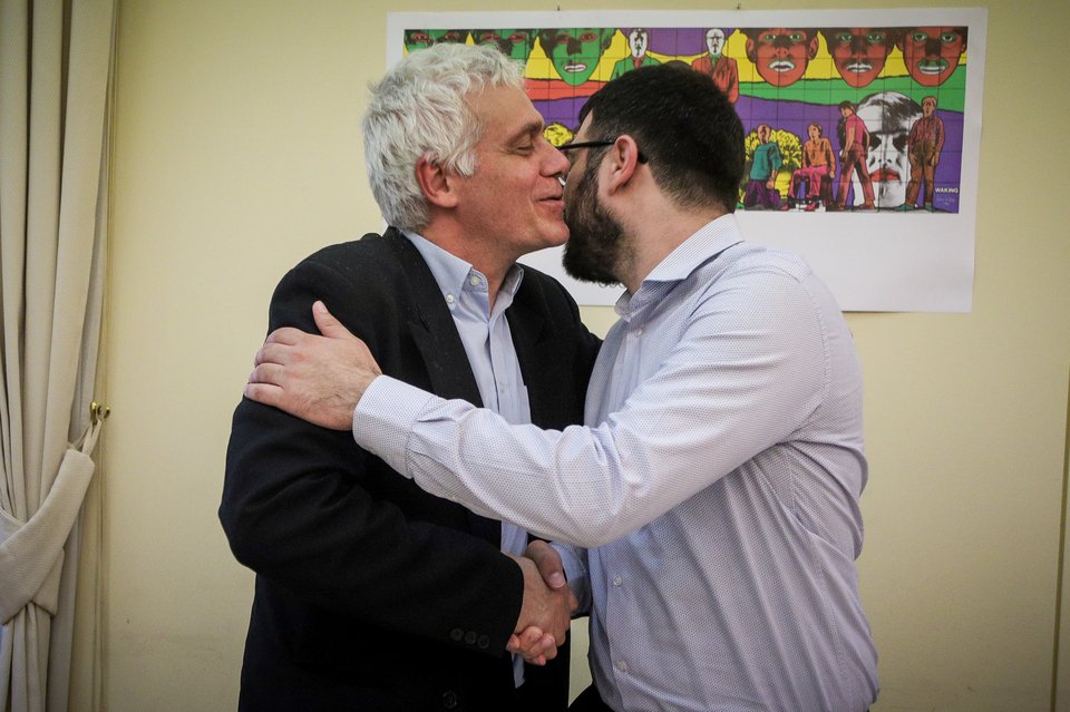 Θερμός εναγκαλισμός των δύο ανδρών